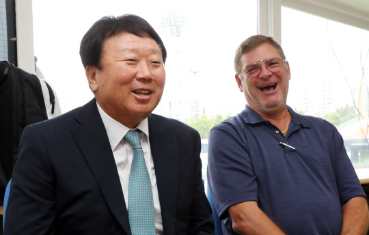 선동열 전 야구 국가대표팀 감독(왼쪽)이 11일 서울 목동야구장에서 뉴욕 양키스 스티브 윌슨 스카우트총괄과 기자회견을 열고 질문에 답하며 환하게 웃고 있다.   연합뉴스